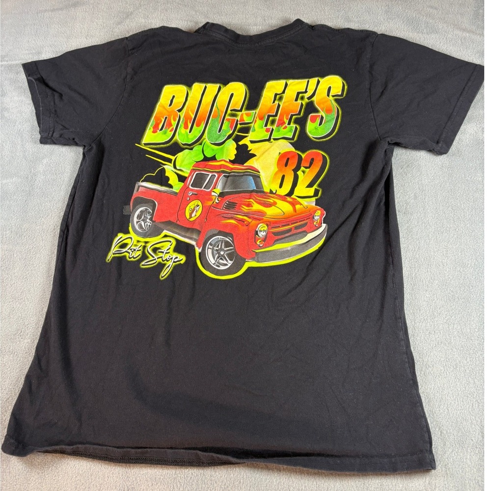 Buc-ee's 82 Pit Stop Graphic T-Shirt Black Red Flame Truck Texas Mens Medium
